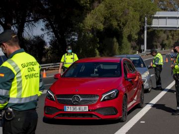 Fecha: 23/04/2021 06:37 (UTC) Crédito: EFE Fuente: EFE/EFE Autor: Julio Muñoz Temática: Sanidad y salud » Enfermedades » Enfermedades contagiosas Agentes de la Guardia Civil de Tráfico montan un control en la autopista AP-4 Sevilla-Cádiz a la altura de la localidad sevillana de Los Palacios