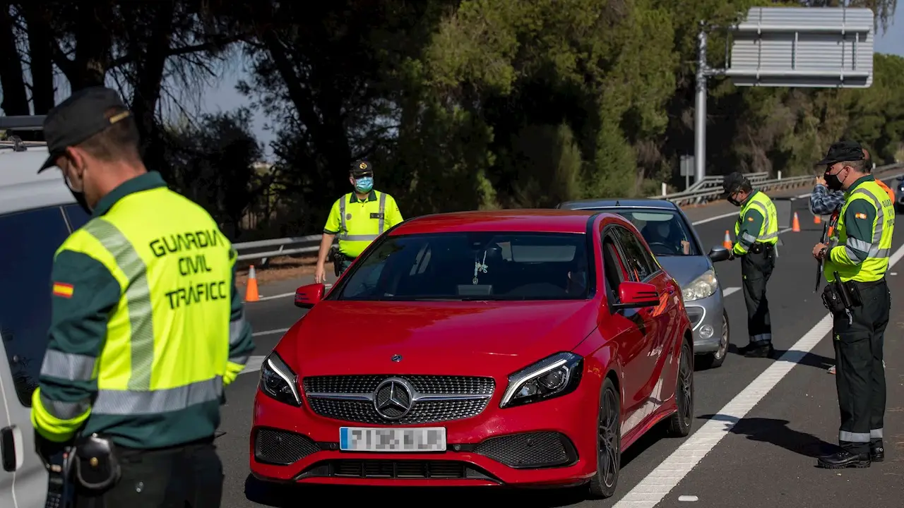 Fecha: 23/04/2021 06:37 (UTC) Crédito: EFE Fuente: EFE/EFE Autor: Julio Muñoz Temática: Sanidad y salud » Enfermedades » Enfermedades contagiosas Agentes de la Guardia Civil de Tráfico montan un control en la autopista AP-4 Sevilla-Cádiz a la altura de la localidad sevillana de Los Palacios Fecha: 23/04/2021 06:37 (UTC) Crédito: EFE Fuente: EFE/EFE Autor: Julio Muñoz Temática: Sanidad y salud » Enfermedades » Enfermedades contagiosas Agentes de la Guardia Civil de Tráfico montan un control en la autopista AP-4 Sevilla-Cádiz a la altura de la localidad sevillana de Los Palacios