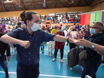 l candidato de Unidas Podemos a la Presidencia de la Comunidad, Pablo Iglesias, saluda al público a su llegada a un acto del partido en el Polideportivo municipal Cerro Buenavista de Getafe