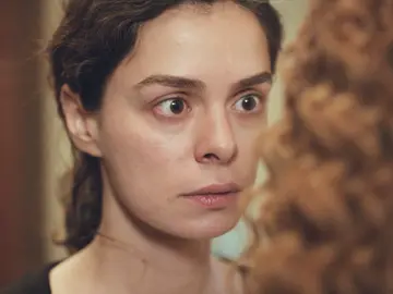 Termina la tregua entre hermanas: Bahar se enfrenta a Sirin por defender a Arif Termina la tregua entre hermanas: Bahar se enfrenta a Sirin por defender a Arif