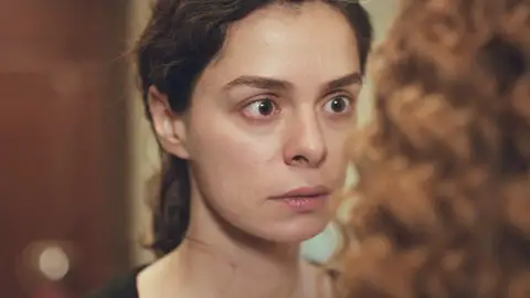 Termina la tregua entre hermanas: Bahar se enfrenta a Sirin por defender a Arif Termina la tregua entre hermanas: Bahar se enfrenta a Sirin por defender a Arif