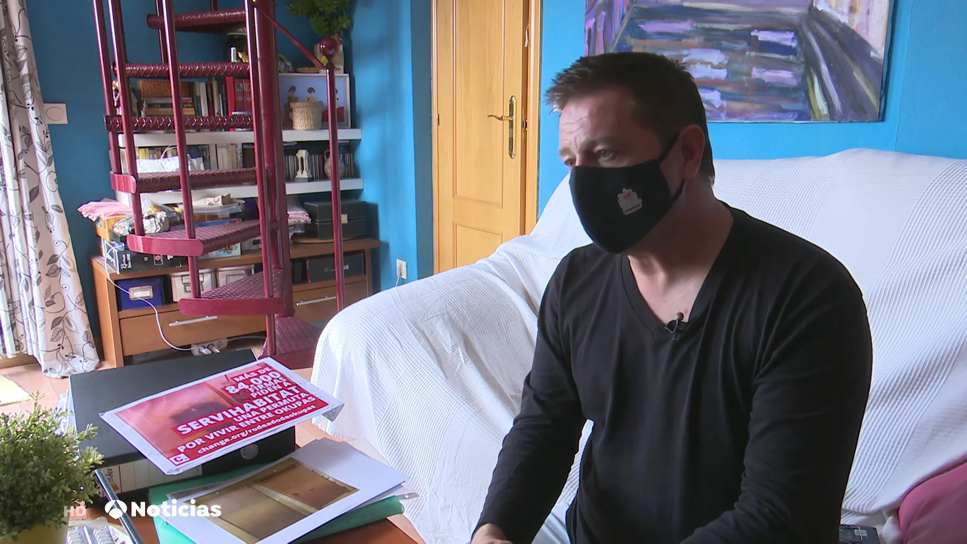 El difícil día a día de Pedro, el único propietario de un edificio okupado en Madrid: "Duermo gracias a 3 pastillas" El difícil día a día de Pedro, el único propietario de un edificio okupado en Madrid: "Duermo gracias a 3 pastillas"