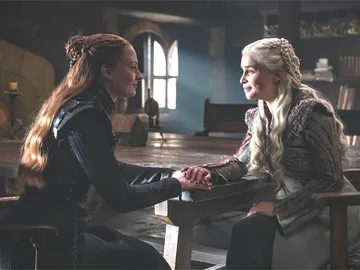 Sophie Turner y Emilia Clarke en 'Juego de Tronos' Sophie Turner y Emilia Clarke en 'Juego de Tronos'