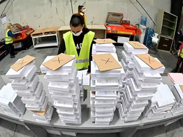 Imagen de varias empleadas de Correos con sobres de votación Imagen de varias empleadas de Correos con sobres de votación
