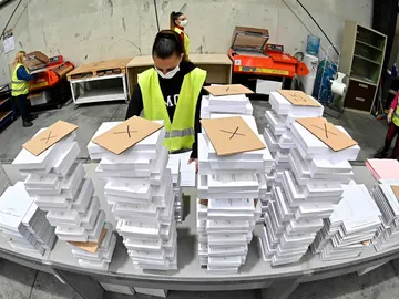 Imagen de varias empleadas de Correos con sobres de votación Imagen de varias empleadas de Correos con sobres de votación