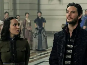 Jessie Mei Li y Ben Barnes en 'Sombra y Hueso' Jessie Mei Li y Ben Barnes en 'Sombra y Hueso'