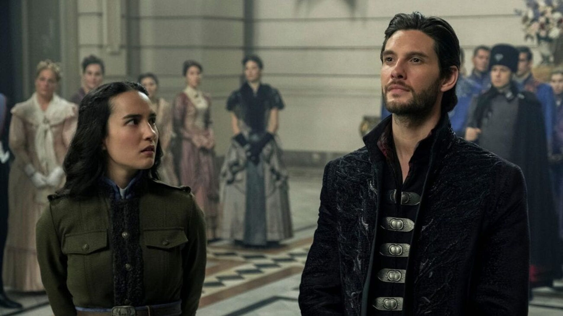 Jessie Mei Li y Ben Barnes en 'Sombra y Hueso'