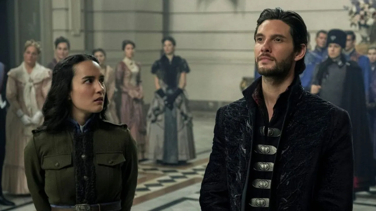 Jessie Mei Li y Ben Barnes en 'Sombra y Hueso'