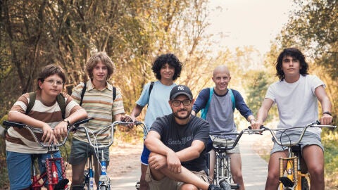 Dani de la Torre con el reparto de 'Live is life'