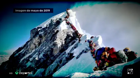 Alarma en el Everest al batir su récord histórico de ascensiones y convertirse en un foco de contagio de coronavirus Alarma en el Everest al batir su récord histórico de ascensiones y convertirse en un foco de contagio de coronavirus