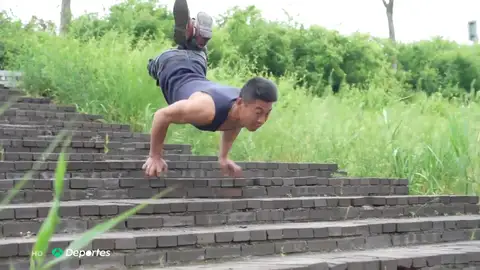 La peculiar forma de bajar las escaleras de Liu Jingji La peculiar forma de bajar las escaleras de Liu Jingji