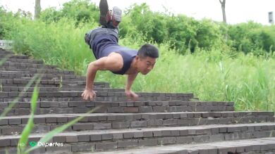 La peculiar forma de bajar escaleras de un atleta chino que se ha vuelto viral en redes
