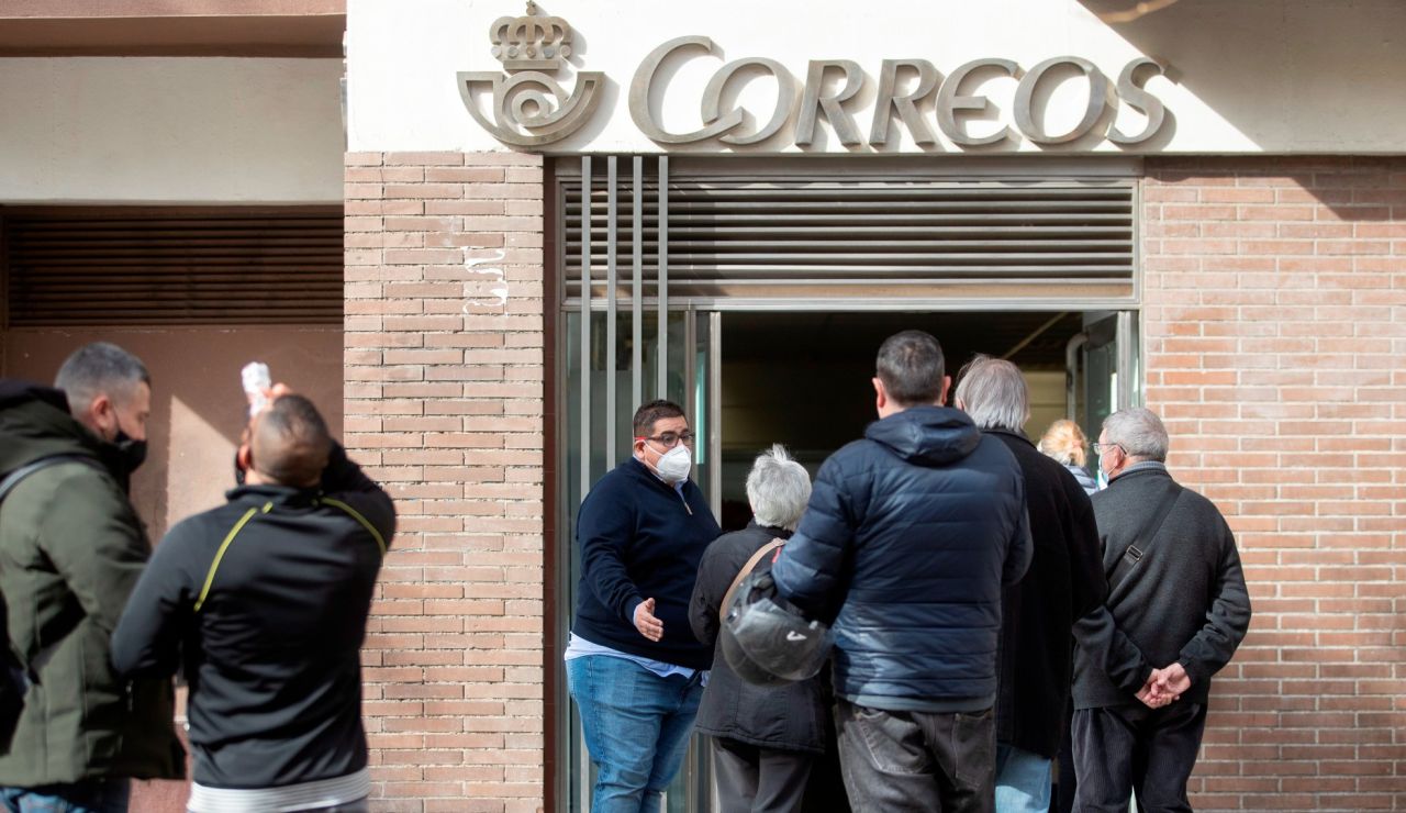 Colas en una oficina de Correos para las elecciones en Madrid Colas en una oficina de Correos para las elecciones en Madrid