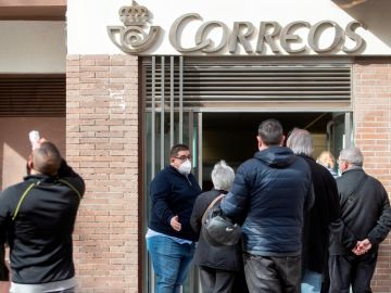 Colas en una oficina de Correos para las elecciones en Madrid