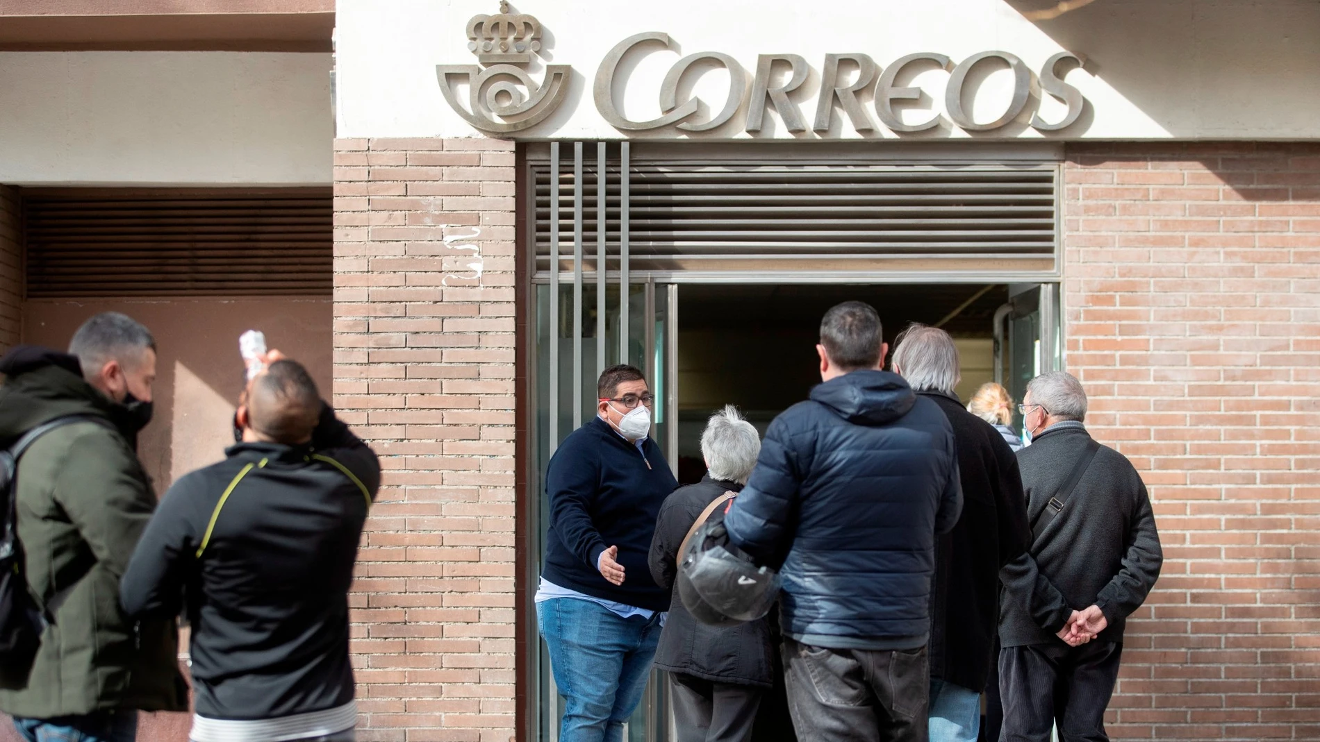 Colas en una oficina de Correos para las elecciones en Madrid