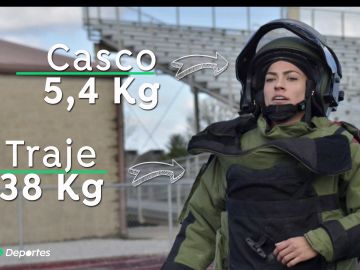 Kaitlyn Hernández, la mujer que logrado correr una milla con un traje de 44 kilos en diez minutos