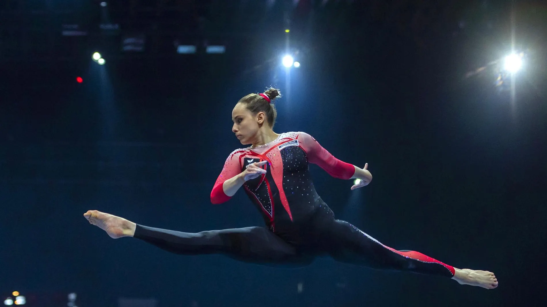 Sarah Voss y 2 gimnastas más llevan un traje de cuerpo entero contra la cosificación de la mujer Sarah Voss y 2 gimnastas más llevan un traje de cuerpo entero contra la cosificación de la mujer