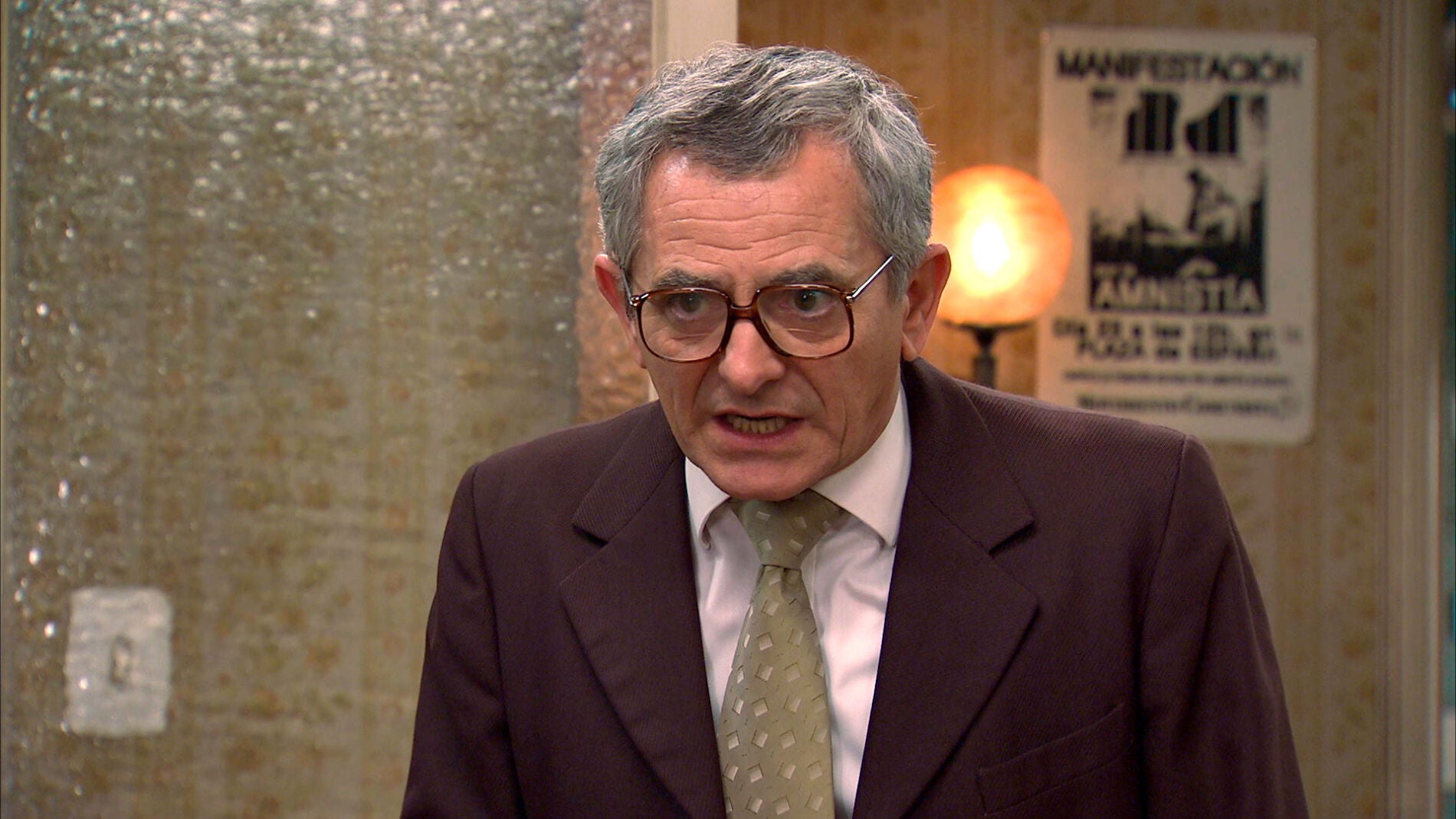 Justo recurrirá a un amigo muy conocido en el barrio para salvar el bufete