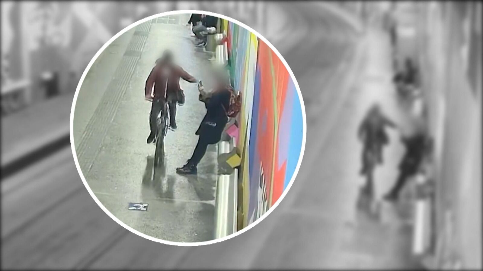 Así robaban móviles dos ladrones en bicicleta en Barcelona