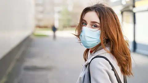 Mujer con mascarilla Mujer con mascarilla