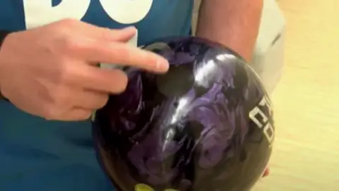 John Hinkle, el campeón de bolos que lanza con las cenizas de su padre dentro de la bola John Hinkle, el campeón de bolos que lanza con las cenizas de su padre dentro de la bola