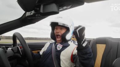Cuelan una pelota de golf en un coche en movimiento a 277 metros y 180 km/h