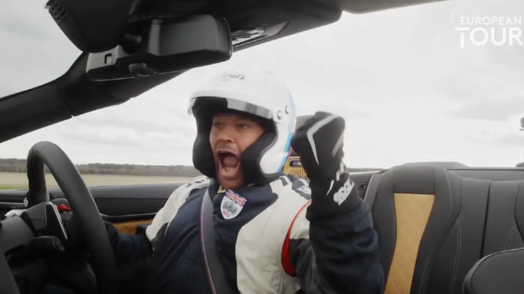 Cuela una pelota de golf en un coche en movimiento a 277 metros y 180 km/h Cuela una pelota de golf en un coche en movimiento a 277 metros y 180 km/h