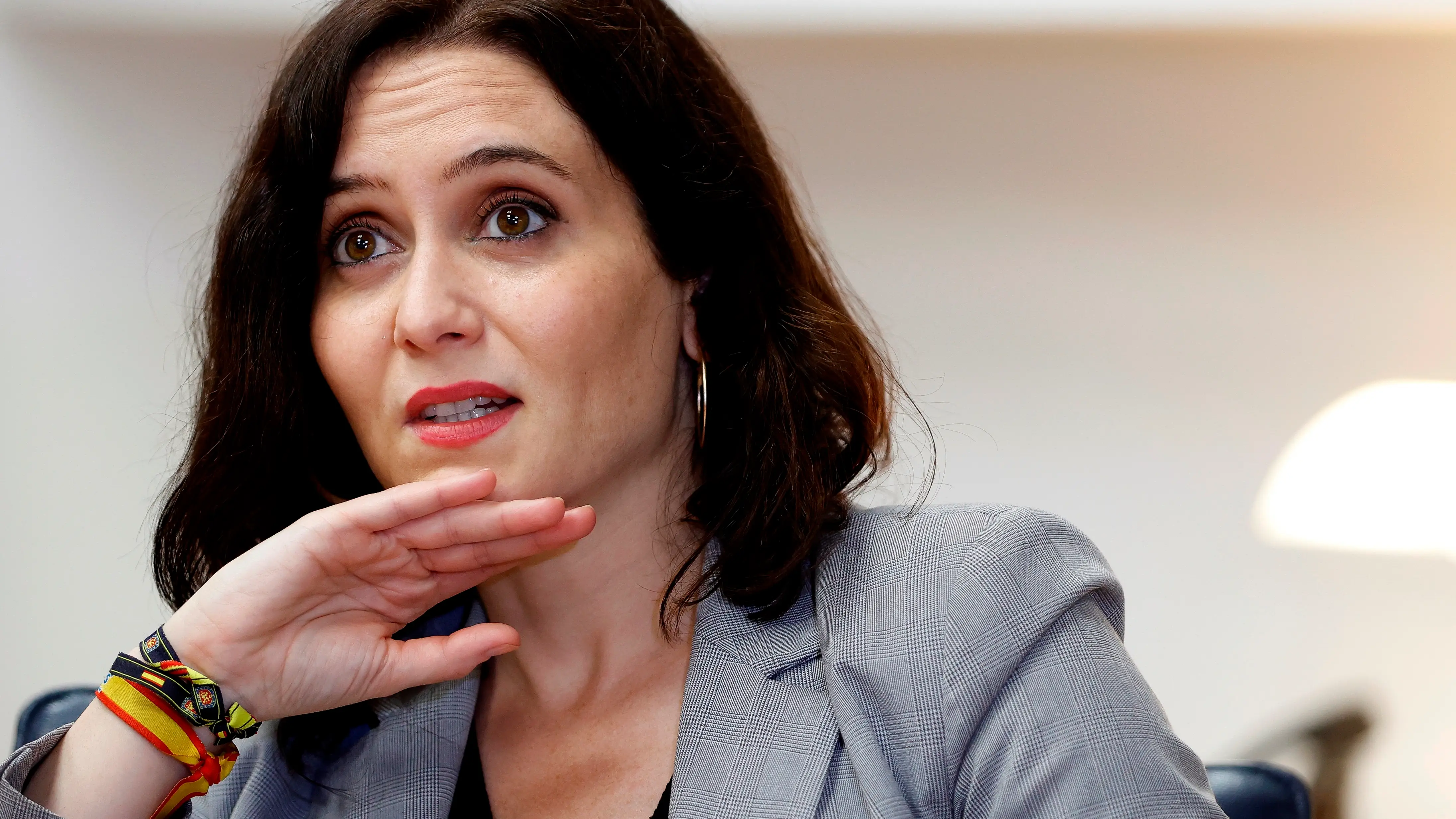 Ayuso vuelve a responder por Twitter a una queja por encontrase a un ex en Madrid: "Ampliaremos la cobertura" Ayuso vuelve a responder por Twitter a una queja por encontrase a un ex en Madrid: "Ampliaremos la cobertura"