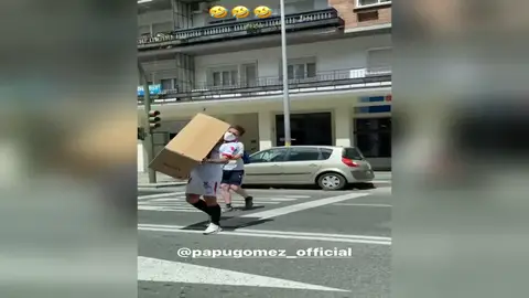 El vacile de Ocampos al Papu Gómez tras entrar a Seur a recoger un paquete con la equipación del Sevilla El vacile de Ocampos al Papu Gómez tras entrar a Seur a recoger un paquete con la equipación del Sevilla