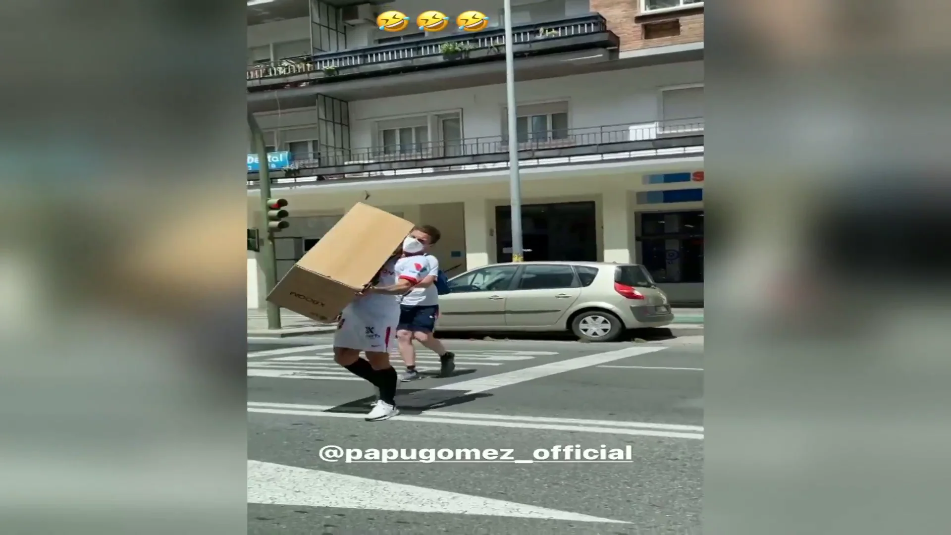 El vacile de Ocampos al Papu Gómez tras entrar a Seur a recoger un paquete con la equipación del Sevilla El vacile de Ocampos al Papu Gómez tras entrar a Seur a recoger un paquete con la equipación del Sevilla