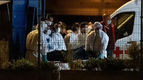 El cayuco remolcado por el Talía, con 24 fallecidos a bordo, llega a Tenerife El cayuco remolcado por el Talía, con 24 fallecidos a bordo, llega a Tenerife