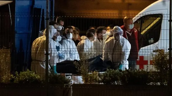 El cayuco remolcado por el Talía, con 24 fallecidos a bordo, llega a Tenerife El cayuco remolcado por el Talía, con 24 fallecidos a bordo, llega a Tenerife