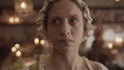 Clara se declara culpable de la muerte de Rosalía ante Diego: “No soy la persona que usted cree” Clara se declara culpable de la muerte de Rosalía ante Diego: “No soy la persona que usted cree”