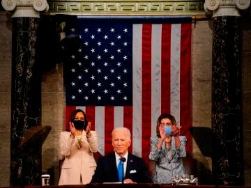 Joe Biden junto a Kamala Harris y Nancy Pelosi