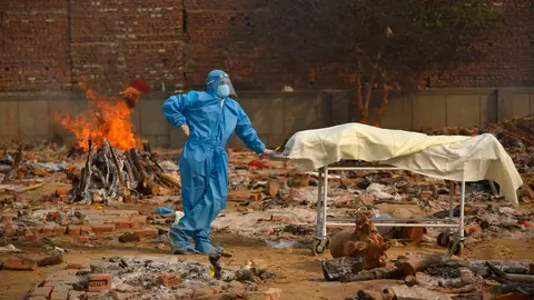 Un sanitario quema los cadáveres de muertos por COVID-19 en India Coronavirus