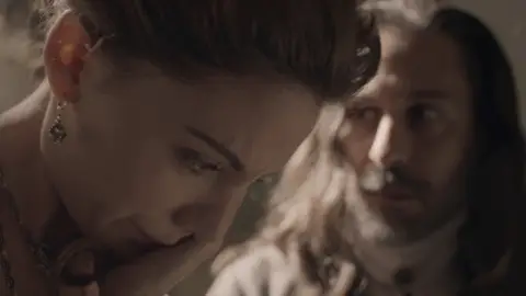 Enrique abofetea con crueldad a Amelia: “Lo único que tiene que hacer es meter a Diego en su cama” Enrique abofetea con crueldad a Amelia: “Lo único que tiene que hacer es meter a Diego en su cama”