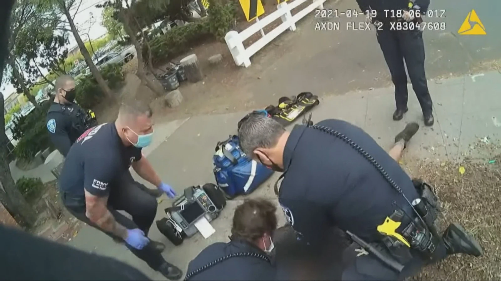 Momento en el que los agentes detienen al joven hispano Momento en el que los agentes detienen al joven hispano