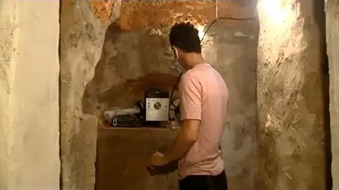 Andrés en la cueva que ha construido Andrés en la cueva que ha construido
