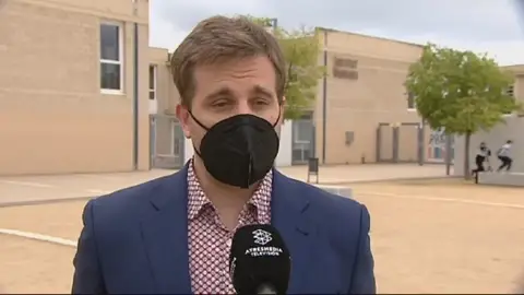 Un joven apuñala a su profesora en Girona. Un joven apuñala a su profesora en Girona.