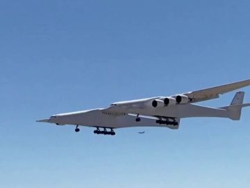 'Roc', el avión más grande del mundo, ya surca los cielos en California