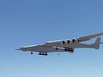 'Roc', el avión más grande del mundo, ya surca los cielos en California 'Roc', el avión más grande del mundo, ya surca los cielos en California