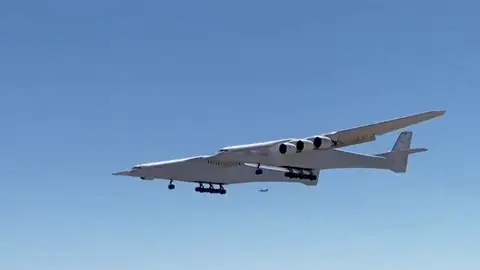 'Roc', el avión más grande del mundo, ya surca los cielos en California 'Roc', el avión más grande del mundo, ya surca los cielos en California