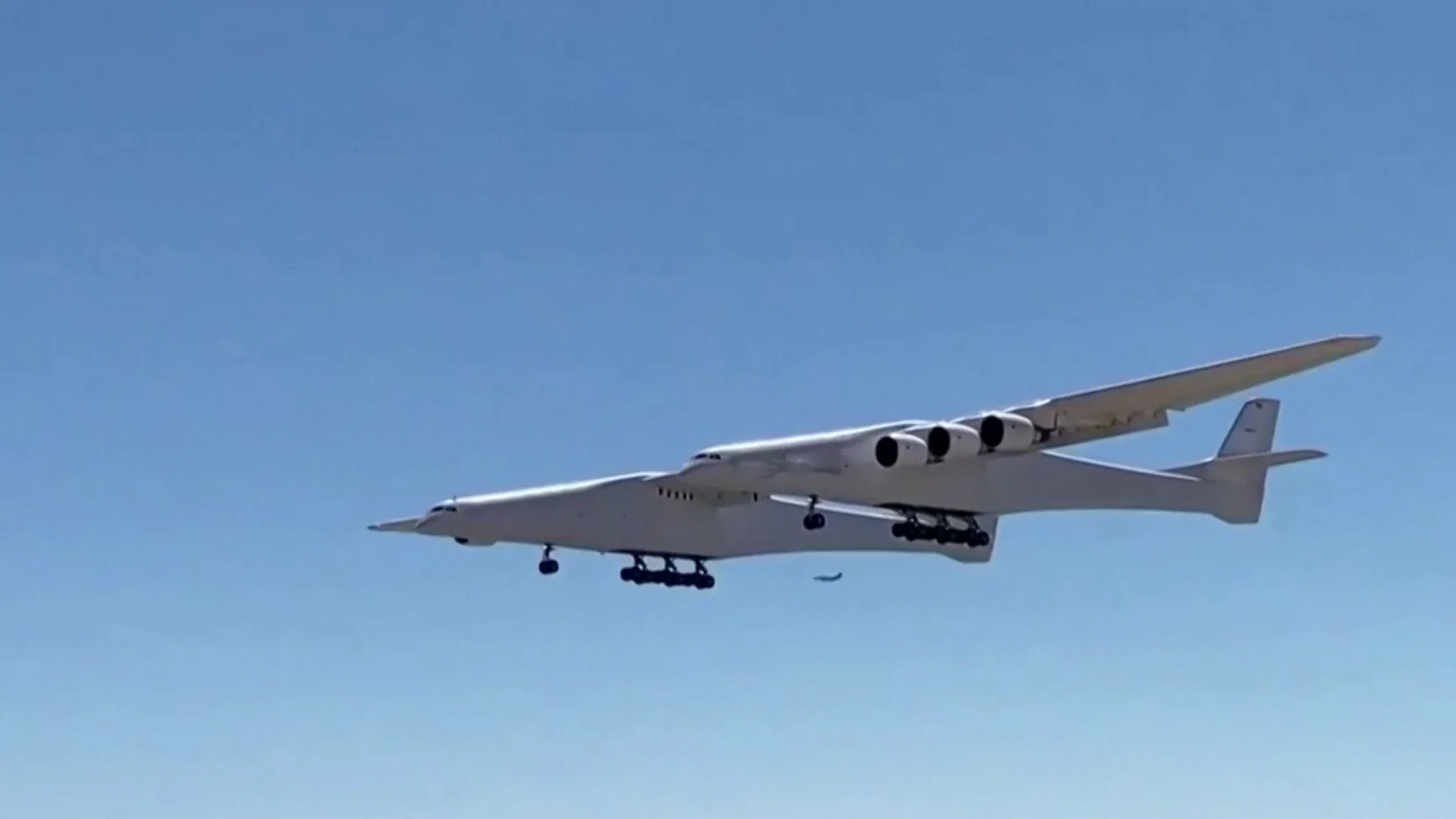 'Roc', el avión más grande del mundo, ya surca los cielos en California 'Roc', el avión más grande del mundo, ya surca los cielos en California