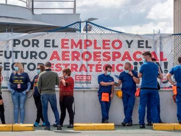 Más de 200 trabajadores de Airbus se encierran en la planta de Puerto Real, Cádiz, ante la amenaza de un posible cierre