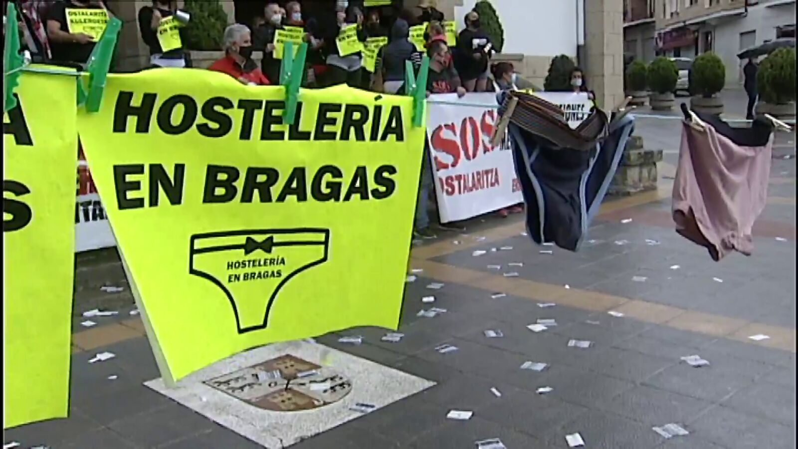 Los hosteleros de Mungia protestan en ropa interior bajo el lema 'hostelería en bragas'