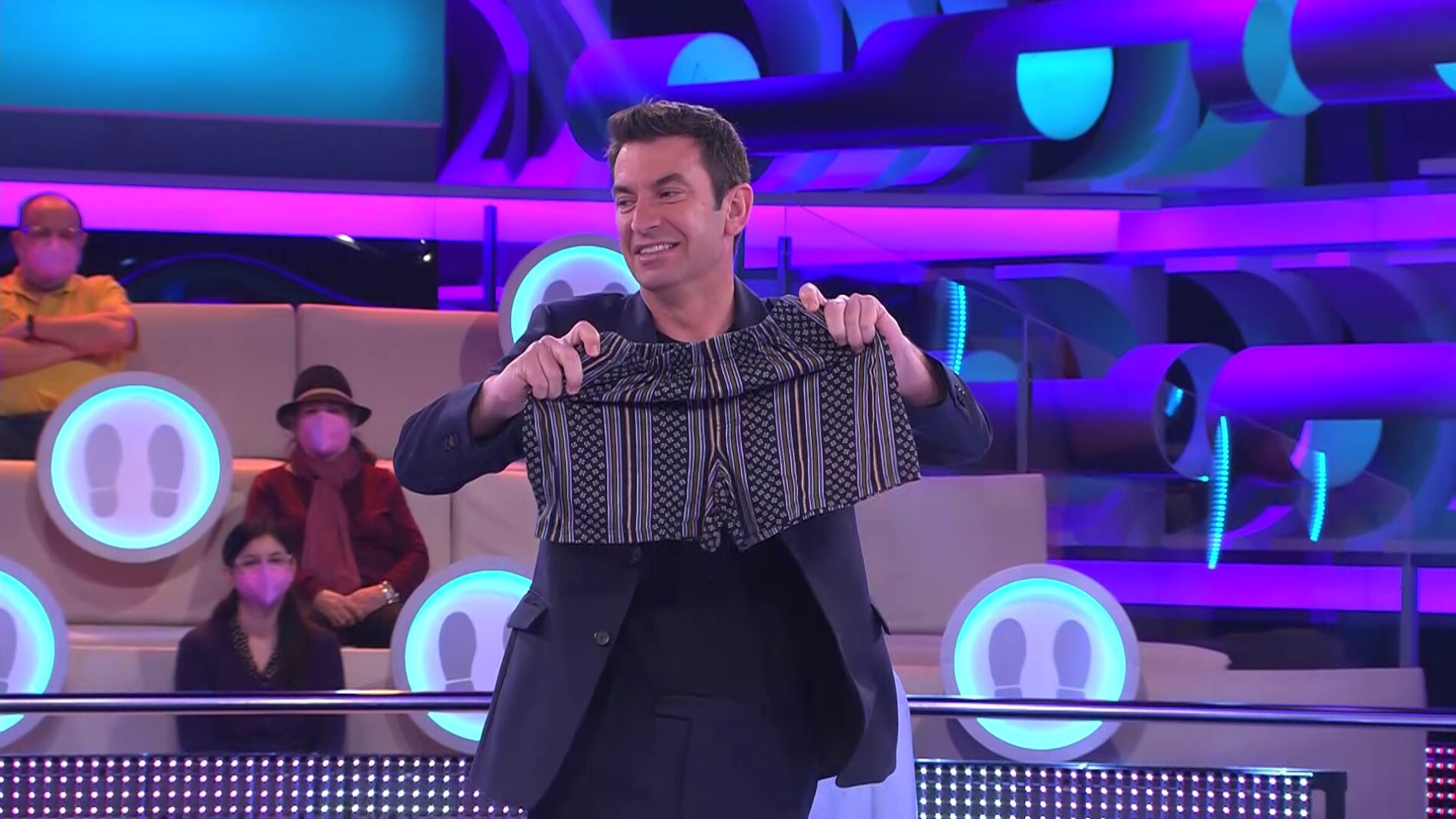 Arturo pierde &iexcl;hasta los calzoncillos! jugando al p&oacute;ker con Enriqueta en &lsquo;&iexcl;Ahora caigo!&rsquo;