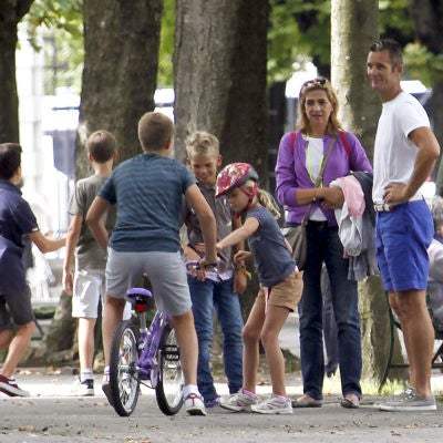 Miguel Urdangarin junto a sus hermanos y sus padres