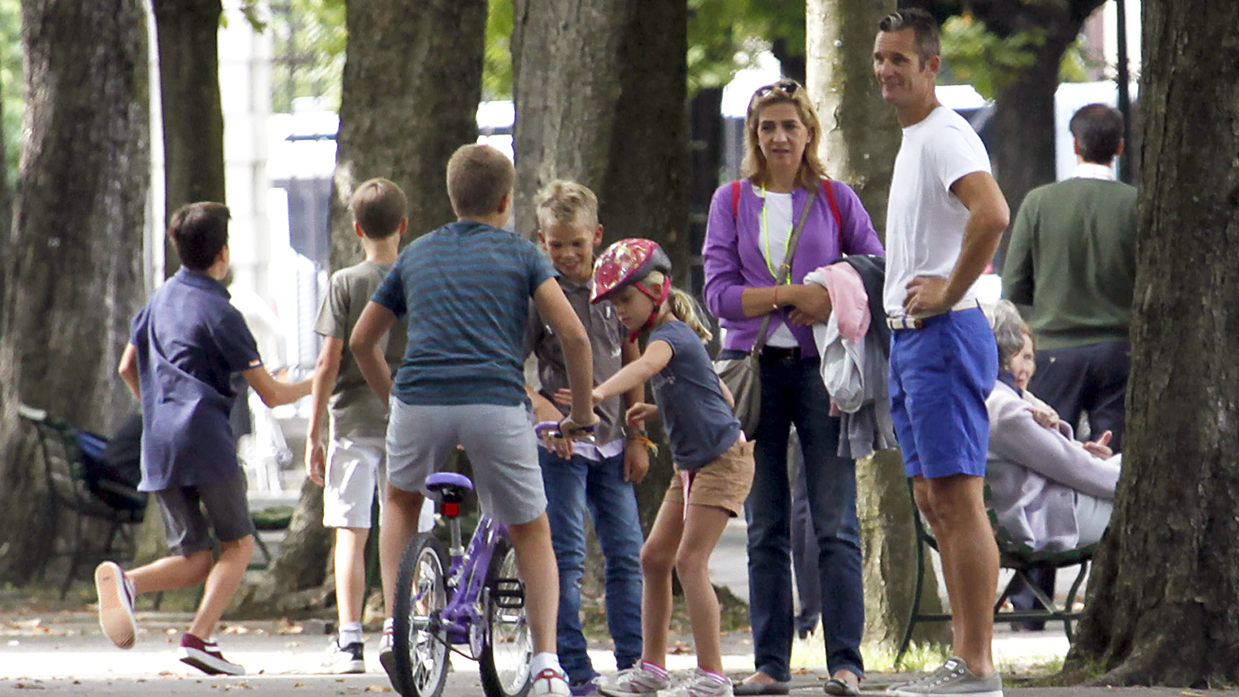 Miguel Urdangarin junto a sus hermanos y sus padres 