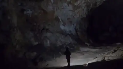 15 voluntarios que realizaban un experimento salen tras 40 días aislados sin luz ni reloj en una cueva en Francia 15 voluntarios que realizaban un experimento salen tras 40 días aislados sin luz ni reloj en una cueva en Francia
