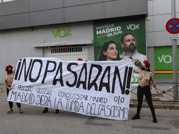 Varias activistas de Femen se manifiestan en la sede de Vox en Madrid este viernes Varias activistas de Femen se manifiestan en la sede de Vox en Madrid este viernes